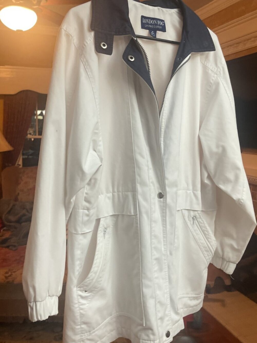 Mens London Fog Limited Edition Jacket Size Medium Crisp white and navy collar.